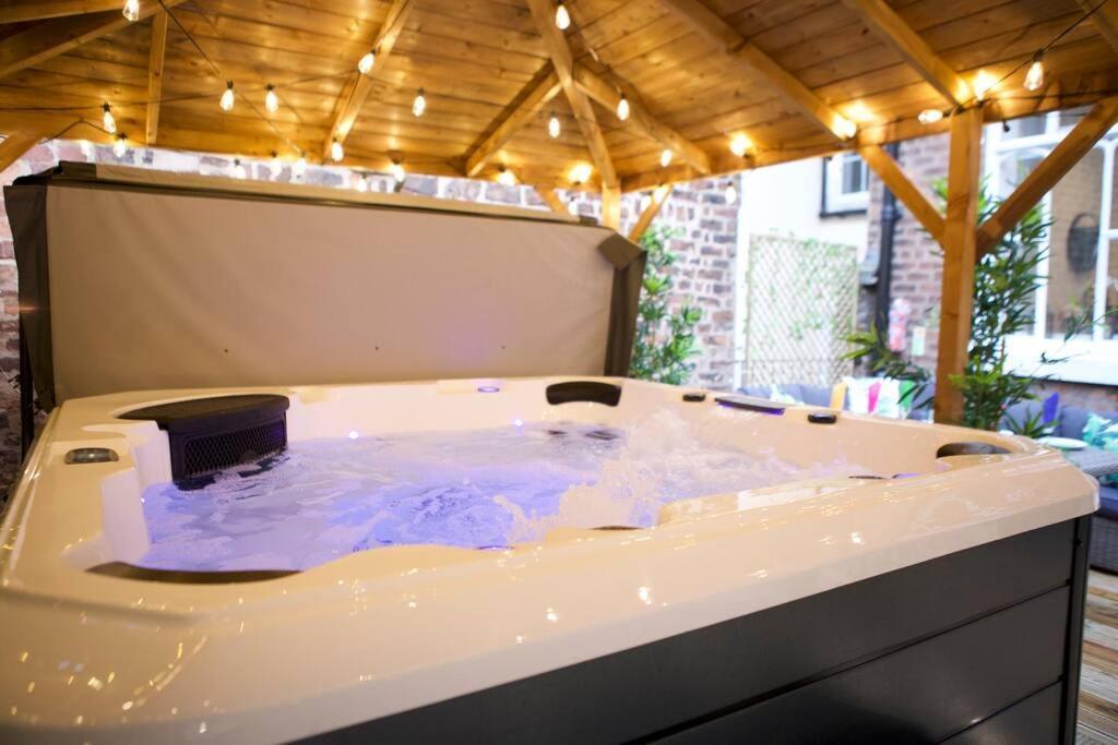 Romance On The Rows - Hot Tub City Centre Chester Exterior photo