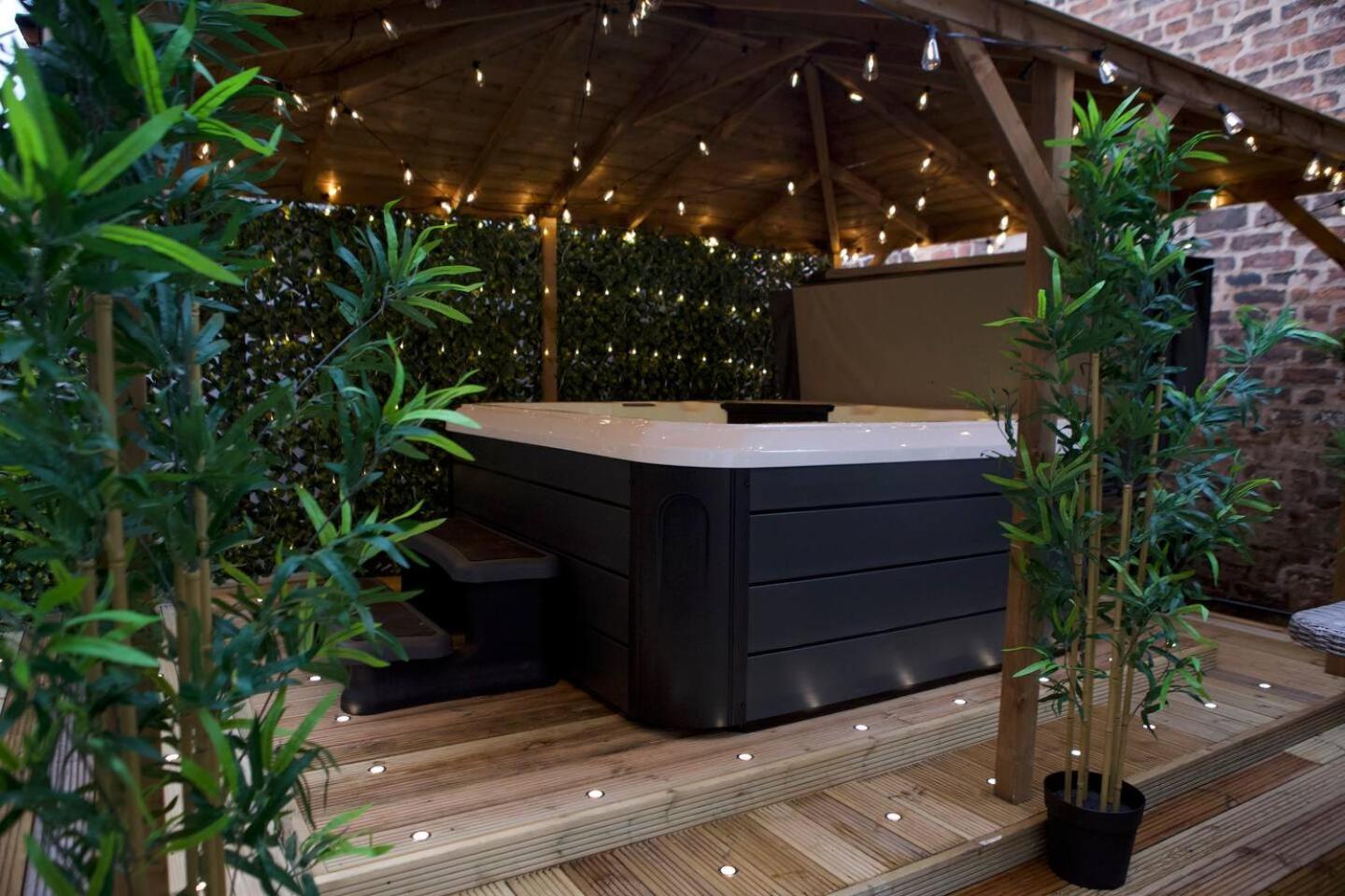 Romance On The Rows - Hot Tub City Centre Chester Exterior photo