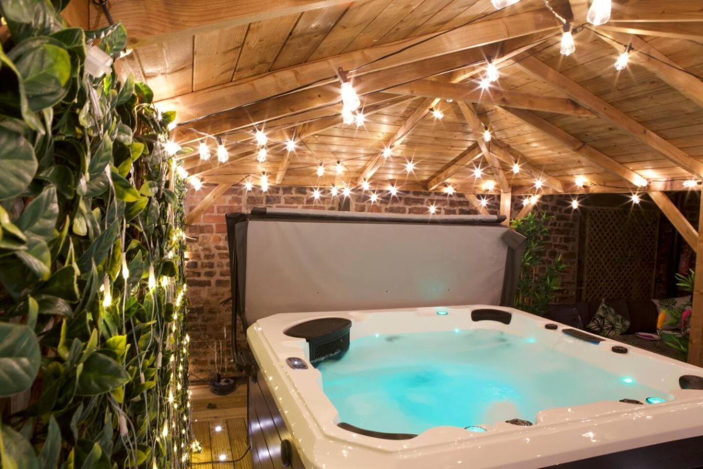 Romance On The Rows - Hot Tub City Centre Chester Exterior photo